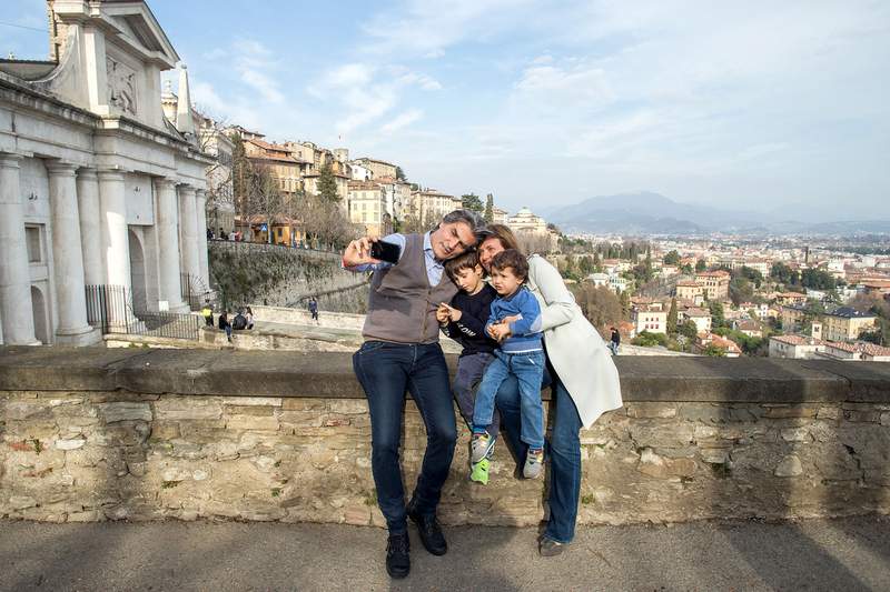 Sergio Gandi e la sua famiglia sulle mura di Bergamo.