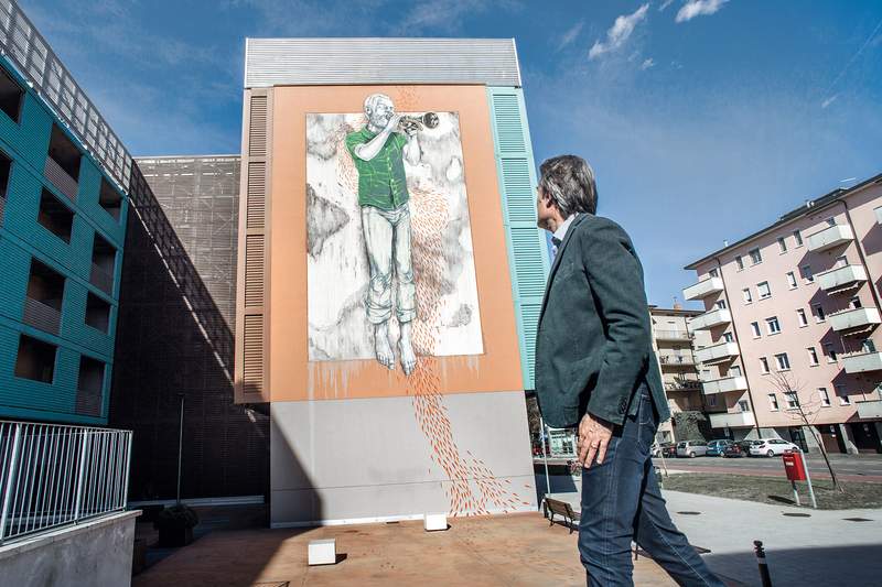 Sergio Gandi guarda un murales artistico.